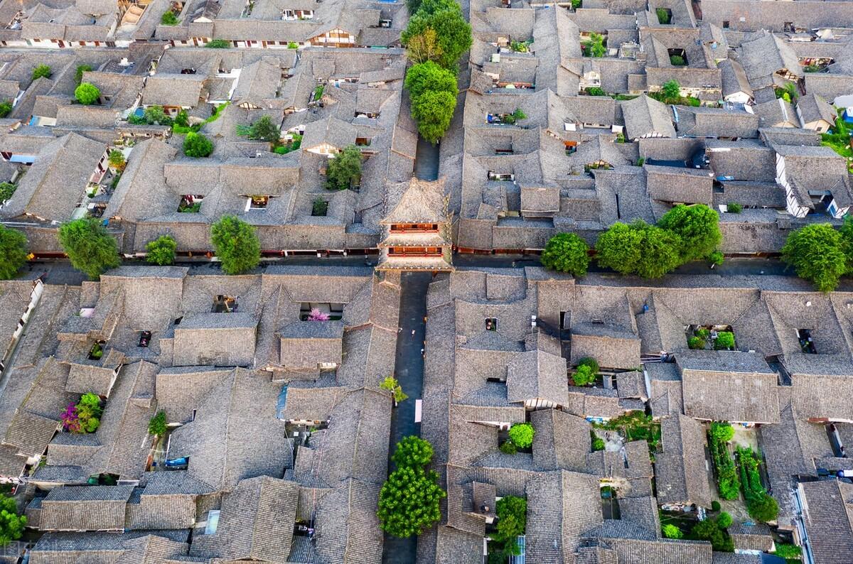阆中古镇，一个以风水著称的千年古城，也是闲适的宜居之地，值得一游