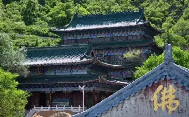 始建于辽代赤峰香山寺 ，群山环抱风水好 ，美的一塌糊涂